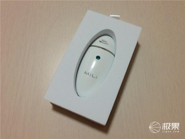 產(chǎn)品被放置在中間鏤空的防震海綿體中,很好的保護了產(chǎn)品免受外界磕碰。