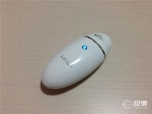 蓋子的設(shè)計很到位,有個小卡扣,產(chǎn)品隨身攜帶時,蓋子不會輕易松開。