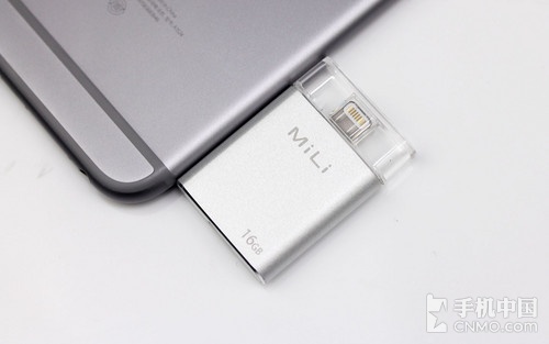 材質(zhì)上MiLi iData使用與Macbook一樣鋁合金機(jī)身,堅(jiān)固、輕盈、質(zhì)感極佳。