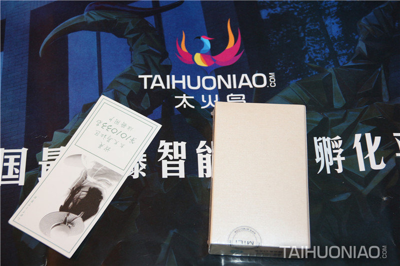 底部一改國際慣例白板一塊