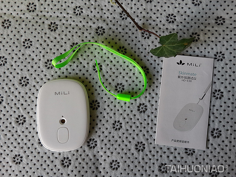 白色的MiLi Skinmate紫外線檢測儀搭配淺綠色的掛繩圖2