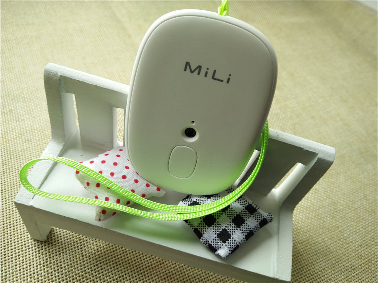 盒子里的主機和掛繩