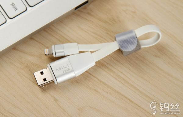 多功能蘋果智能閃存充電線,不僅可以充電,還可以存儲(chǔ)數(shù)據(jù)
